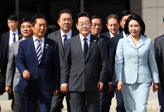 이재명 대통령과 부인 김혜경 여사가 22일 경기 성남 서울공항에서 공군 1호기로 향하며 정청래 더불어민주당 대표와 대화하고 있다. 이 대통령은 유엔총회 참석차 미국 뉴욕으로 출국해 한국 정상 최초로 안전보장이사회(안보리) 공개 토의를 주재한다. 대통령실사진기자단 2025.09.22