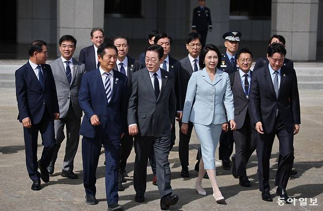 이재명 대통령과 부인 김혜경 여사가 22일 경기 성남 서울공항에서 공군 1호기로 향하며 정청래 더불어민주당 대표와 대화하고 있다. 이 대통령은 유엔총회 참석차 미국 뉴욕으로 출국해 한국 정상 최초로 안전보장이사회(안보리) 공개 토의를 주재한다. 대통령실사진기자단 2025.09.22 송은석 기자 silverstone@donga.com