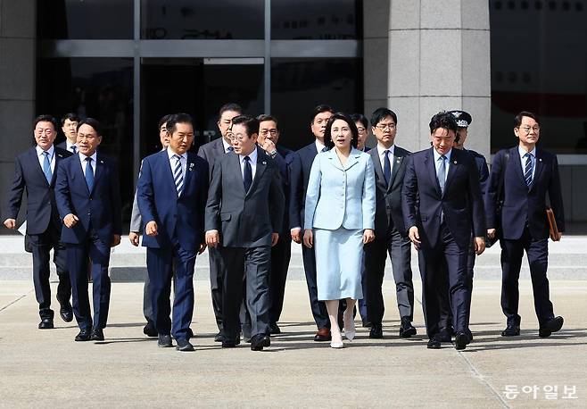 이재명 대통령이 미국 뉴욕에서 열리는 유엔총회 참석을 위해 22일 경기 성남 서울공항에서 공군 1호기로 향하며 정청래 더불어민주당 대표와 대화하고 있다. 대통령실사진기자단 2025.09.22