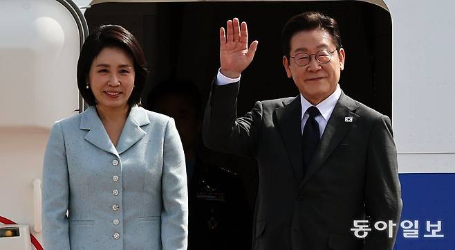 이재명 대통령과 부인 김혜경 여사가 22일 경기 성남 서울공항에서 공군 1호기에 탑승 전 인사를 하고 있다. 이 대통령은 유엔총회 참석차 미국 뉴욕으로 출국해 한국 정상 최초로 안전보장이사회(안보리) 공개 토의를 주재한다. 2025.09.22. 송은석 기자 silverstone@donga.com
