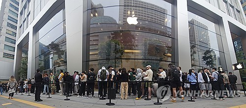 소비자들이 아이폰 17 구매를 위해 지난 19일 애플 서울 명동 스토어 앞에서 줄을 서고 있다. 연합뉴스