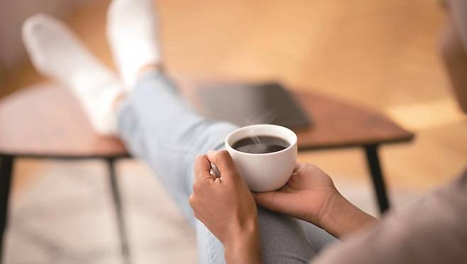 커피 한 잔을 마시는 순간이 모여 우리의 하루를 만든다. /사진 셔터스톡