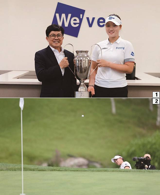 1 김민솔(오른쪽)이 오세욱 두산건설 상무와 함께 우승 트로피를 들고 기념 촬영을하고 있다. /사진 올댓골프 2 김민솔의 BC카드·한경 레이디스컵 경기 장면. /사진 KLPGA