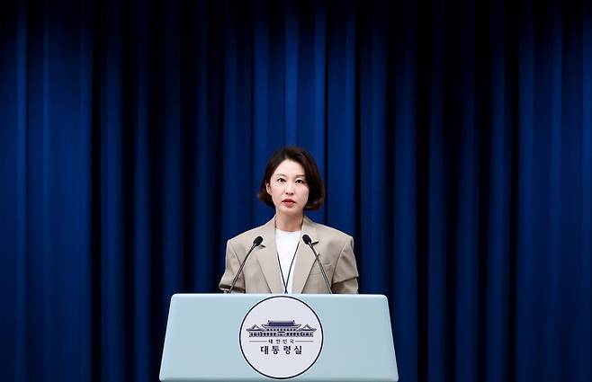 비서실장 주재 수석보좌관회의 브리핑     (서울=연합뉴스) 김도훈 기자 = 안귀령 대통령실 부대변인이 22일 용산 대통령실에서 이날 열린 비서실장 주재 수석보좌관회의 브리핑을 하고 있다. 2025.9.22     superdoo82@yna.co.kr (끝)