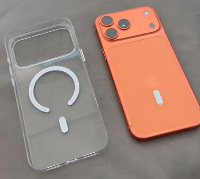 한 구매자가 아이폰 17 프로 맥스 케이스를 샀는데 맥세이프 자석이 떨어졌다며 올린 사진 캡처