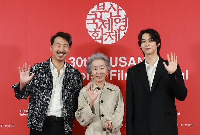 앤드루 안 감독(왼쪽부터)과 배우 윤여정, 한기찬이 지난 19일 부산 해운대구 영화의전당에서 열린 '제30회 부산국제영화제(BIFF)' '결혼 피로연' 기자간담회에 참석해 포즈를 취하고 있다. 뉴스1