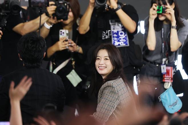 지난 20일 부산 해운대구 영화의전당에서 열린 제30회 부산국제영화제 '로맨틱 어나니머스' 야외 무대인사에서 배우 한효주가 관객들에게 인사하고 있다. 연합뉴스