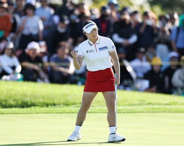 2025년 한국여자프로골프(KLPGA) 투어 하나금융그룹 챔피언십 우승을 차지한 이다연 프로가 연장전에서 우승을 확정하는 모습이다. 사진제공=KLPGA (사진을 무단으로 사용하지 마십시오.)