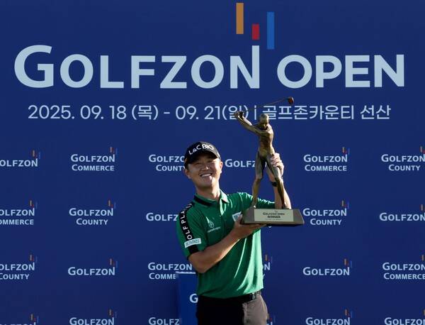 2025년 한국프로골프(KPGA) 투어 골프존 오픈 우승을 차지한 박성국 프로가 우승 트로피를 들고 기념 촬영하는 모습이다. 사진제공=KPGA (사진을 무단으로 사용하지 마십시오.)