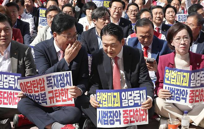 장동혁 국민의힘 대표와 송언석 원내대표가 21일 대구광역시 동대구역 앞에서 열린 야댱탄압,독재정치 국민규탄대회에 참석해 이야기를 하고 있다. 윤운식 선임기자yws@hani.co.kr