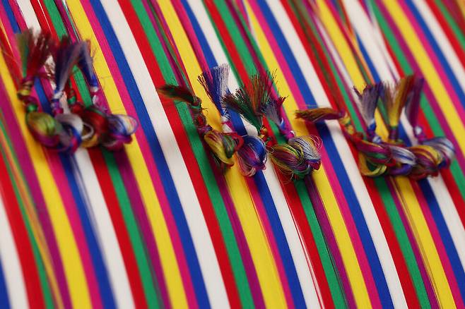 지난 16일 충남 공주시 유구읍 동원직물 공장에서 정경기에 색동실들이 가지런히 배열돼있다. 백소아 기자 thanks@hani.co.kr