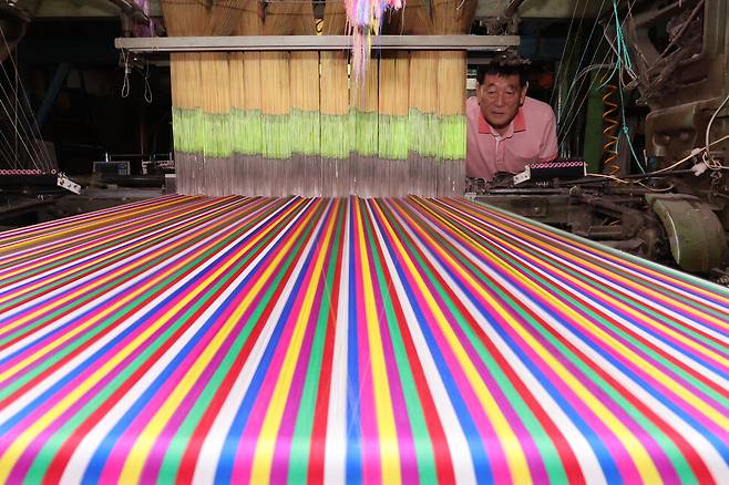 지난 15일 충남 공주시 유구읍 동원직물 공장에서 한두흠 대표가 직조기가 잘 돌아가고 있는지 지켜보고 있다. 백소아 기자 thanks@hani.co.kr