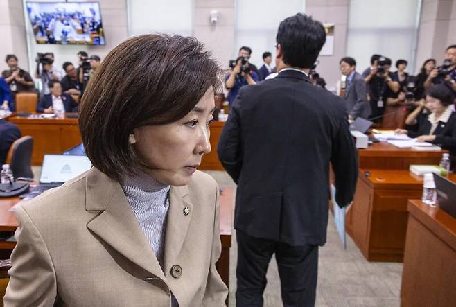 나경원 국민의힘 의원이 지난 16일 국회에서 열린 법제사법위원회에서 본인의 간사 선임에 대한 안건이 추미애 위원장에 의해 무기명 투표로 결정되자 국민의힘 의원들과 항의하며 퇴장하고 있다. 연합뉴스