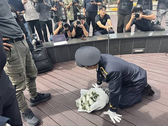 22일 고 이재석 경사와 함께 근무했던 이아무개 경위(당시 팀장)가 인천 옹진군 영흥도에서 열린 유족들의 마지막 추모 인사 자리에 찾아와 사죄하고 있다. 유족들은 이 경위에게 “여기에 뭐하러 왔냐”며 격분했다. 이승욱기자