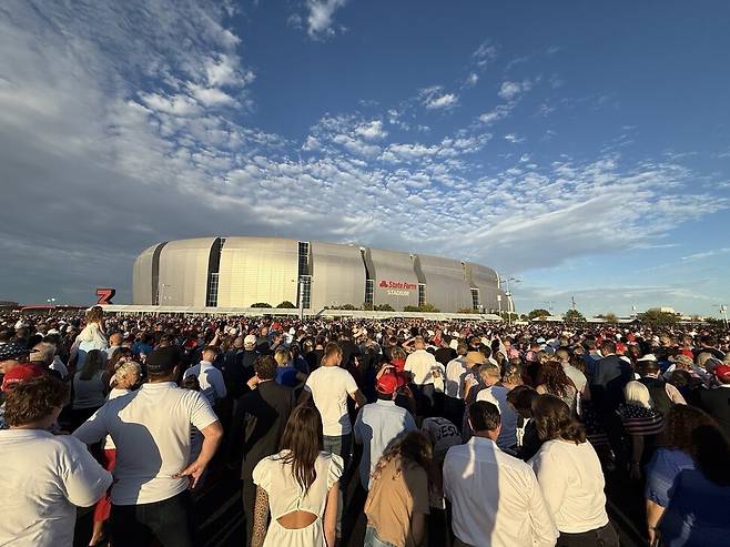 미국 애리조나주 글렌데일 스테이트팜 스타디움에서 열린 극우 청년 활동가 찰리 커크의 추모식에 입장하기 위해 대기하고 있는 추모객들. 글렌데일/김원철 특파원
