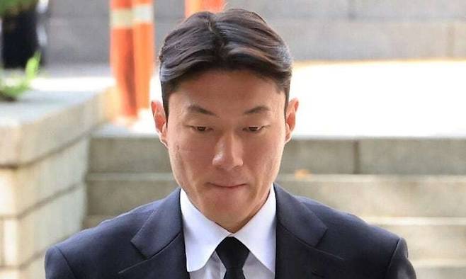 축구선수 황의조가 4일 서울 서초구 서울중앙지법에서 열린 성폭력범죄의 처벌 등에 관한 특례법 위반(카메라 등 이용촬영) 혐의 2심 선고재판에 출석하고 있다. 연합뉴스