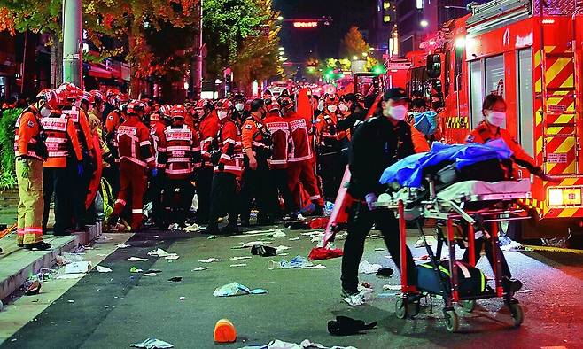 2022년 10월29일 밤 서울 용산 이태원 해밀턴 호텔 뒤 골목에서 참사가 발생했다. 사진은 2022년 10월30일 새벽 참사 수습 현장 모습. 박종식 기자 anaki@hani.co.kr