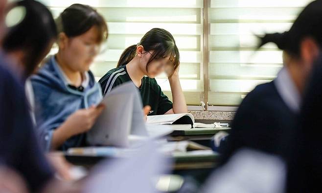 지난해 9월4일 서울 영등포구 여의도여고에서 열린 ‘2025학년도 대학수학능력시험 9월 모의평가\\\'에 앞서 수험생들이 시험준비를 하고 있다. 사진공동취재단