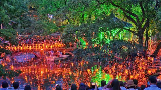 관광객들이 경남 함안군에서 전통놀이인 낙화놀이를 구경하고 있다. 함안군청 제공