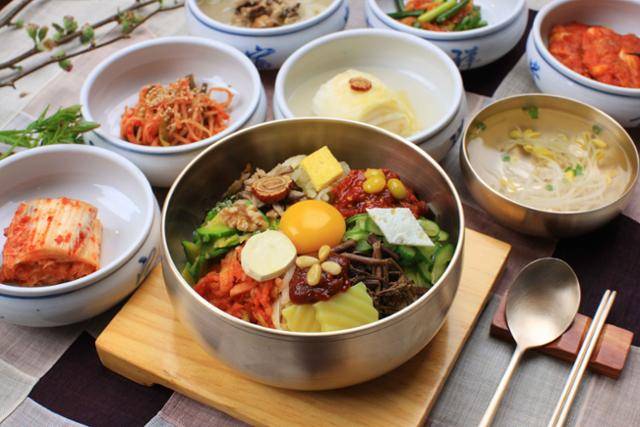전주비빔밥 차림 사진으로, 한국관광공사는 지역 관광 활성화를 위한 '미식 30선'을 선정해 홍보하고 있다. 한국관광공사 제공