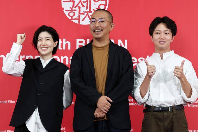제30회 부산국제영화제 경쟁부문에 초청된 영화 '여행과 나날'의 주연배우 심은경(왼쪽부터), 미야케 쇼 감독, 다카다 만사쿠가 20일 부산 해운대구 영화의전당 비프힐에서 열린 기자회견에서 인사하고 있다. 부산=뉴시스