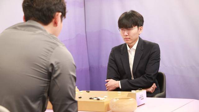 신진서(오른쪽) 9단이 22일 경기 성남 K바둑스튜디오에서 열린 제48기 SG배 한국일보 명인전 결승 3번기 1국에서 박정환 9단과 대국을 펼치고 있다. 한국기원 제공