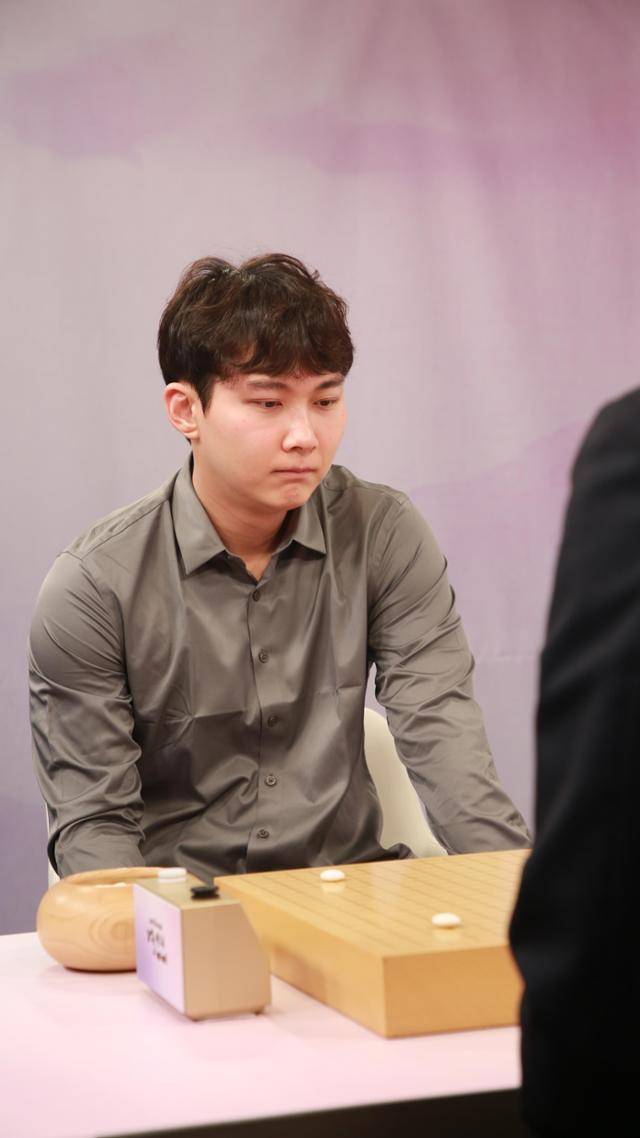 박정환 9단이 22일 경기 성남 K바둑스튜디오에서 열린 제48기 SG배 한국일보 명인전 결승 3번기 1국에서 신진서 9단과 대국을 하고 있다. 한국기원 제공