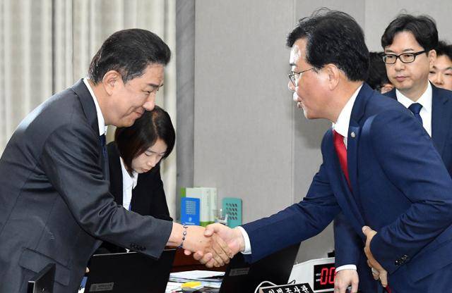 김병기 더불어민주당 원내대표가 22일 서울 여의도 국회 운영위원회에서 송언석 국민의힘 원내대표와 만나 악수하고 있다.고영권 기자