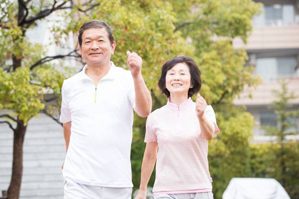 걷기로 인한 칼로리 소모 효과를 높이려면 걸음 속도를 높이고 경사진 곳을 걷는 게 도움이 된다./사진=클립아트코리아