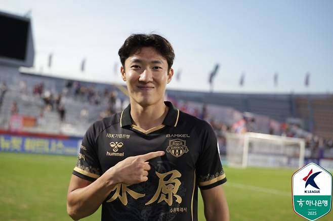 수원FC 김경민이 21일 강원과의 하나은행 K리그1 2025 30라운드에서 승리한 뒤 기념 촬영을 하고 있다. 사진=프로축구연맹