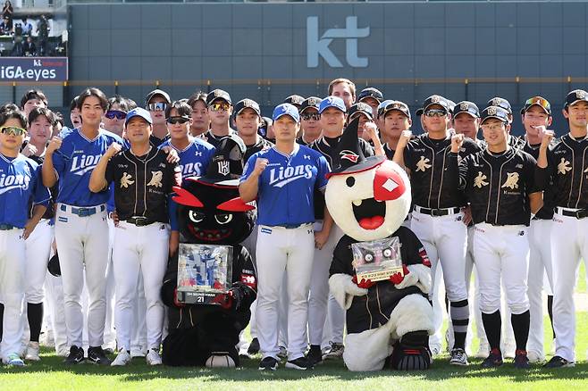 삼성 모자를 쓰고 오승환 은퇴투어 기념사진을 찍은 김상수와 우규민. 삼성 구단 제공