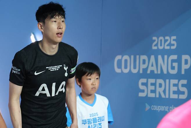 <yonhap photo-3664=""> 고별전 입장하는 손흥민 (서울=연합뉴스) 김성민 기자 = 올여름 팀을 떠나기로 한 토트넘 홋스퍼 손흥민이 3일 서울월드컵경기장에서 열린 2025 쿠팡플레이 시리즈 뉴캐슬 유나이티드와의 친선경기를 위해 경기장에 들어서고 있다. 2025.8.3 ksm7976@yna.co.kr/2025-08-03 20:06:40/ <저작권자 ⓒ 1980-2025 ㈜연합뉴스. 무단 전재 재배포 금지, AI 학습 및 활용 금지></yonhap>