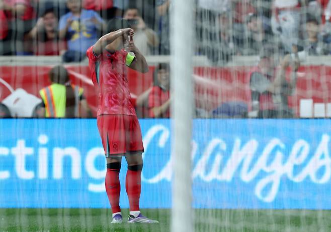 <yonhap photo-2843=""> 골 넣은 손흥민 (해리슨[미국 뉴저지주]=연합뉴스) 윤동진 기자 = 6일(현지시간) 미국 뉴저지주 해리슨 스포츠일러스트레이티드 스타디움에서 열린 한국 대 미국 친선경기에서 한국 손흥민이 골을 넣은 후 기뻐하고 있다. 2025.9.7 mon@yna.co.kr/2025-09-07 08:33:14/ <저작권자 ⓒ 1980-2025 ㈜연합뉴스. 무단 전재 재배포 금지, AI 학습 및 활용 금지></yonhap>