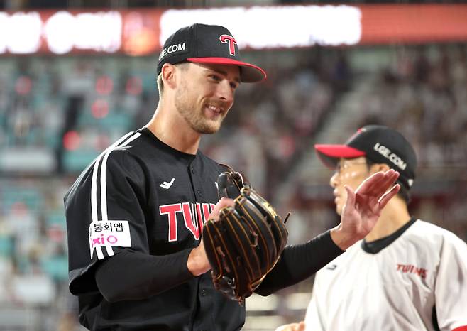 12일 오후 수원 KT위즈파크에서 열린 2025 프로야구 LG와 KT 경기. LG 선발 톨허스트가 7회 KT 공격을 막고 들어오며 미소 짓고있다. 수원=정시종 기자 capa@edaily.co.kr /2025.08.12.