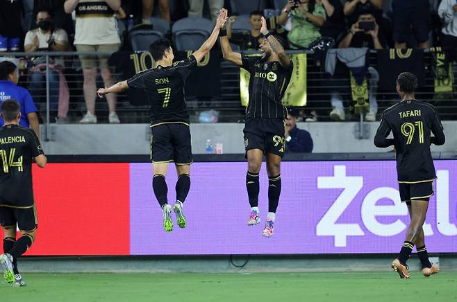 <yonhap photo-3412=""> LOS ANGELES, CALIFORNIA - SEPTEMBER 21: Denis Bouanga #99 of Los Angeles FC celebrates with Son Heung-Min #7 after he scored goal against Real Salt Lake during the first half of the game at BMO Stadium on September 21, 2025 in Los Angeles, California. Kevork Djansezian/Getty Images/AFP (Photo by KEVORK DJANSEZIAN / GETTY IMAGES NORTH AMERICA / Getty Images via AFP)/2025-09-22 11:55:05/ <저작권자 ⓒ 1980-2025 ㈜연합뉴스. 무단 전재 재배포 금지, AI 학습 및 활용 금지></yonhap>