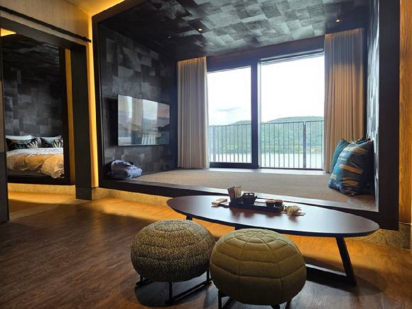 소노캄 경주 디럭스 스위트 객실. 보문호수가 정면으로 보이는 거실 안으로 분리된 침실이 보인다. [사진=박은경 기자]