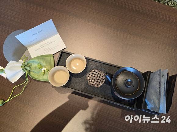 객실 내 웰컴기프트와 다기 세트. [사진=박은경 기자.]