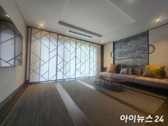 프레스티지 스위트 객실 거실의 미닫이 문을 닫은 풍경. [사진=박은경 기자]