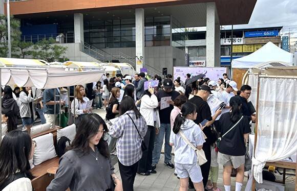 지난 20일 광주시 경안동 행정복지센터 앞 광장에서 열린 2025년 청년의 날 기념 청년이음축제 ‘여기에 잇다’ 모습. [사진=광주시]