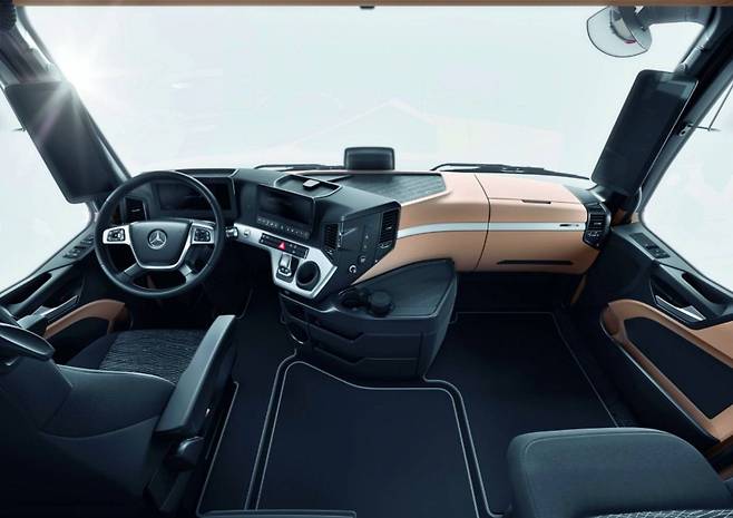 더 뉴 악트로스 L 프로캐빈 실내 / 출처=벤츠 트럭