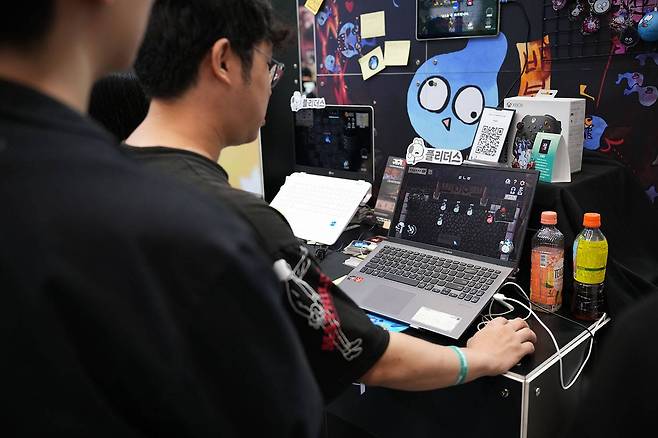 꼬리잡기 추론 게임 귀귀살전을 즐기고 있는 관람객 / 출처=IT동아