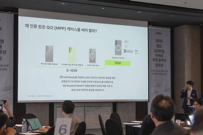 인증받지 않은 Qi 케이스를 사용하면 오히려 충전 오류 등을 일으킬 수 있다 / 출처=IT동아