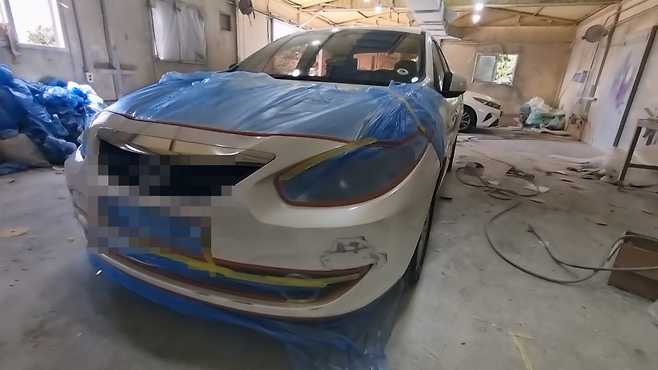 불법 도장 작업 중인 차량 (제주자치경찰단 제공)