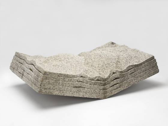 전국광의 대표작 ‘적(積)’. 1979년 포천석으로 만들었다. [사진 서울시립미술관]