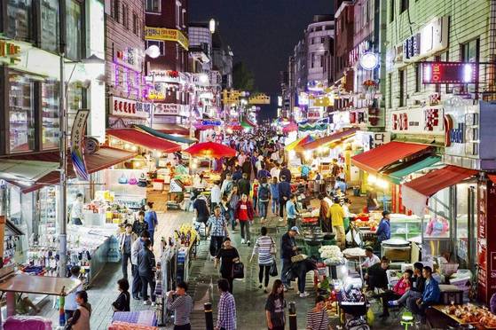 안산시 원곡동 ‘다문화음식거리’ 풍경. 원곡동은 주민 2만여 명 중 70%에 해당하는 1만4000여 명이 외국인 거주자다. [사진 안산시]