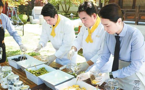 최철규 강원랜드 대표이사 직무대행(가운데)이 지역 식자재로 장아찌와 과일청을 만들고 있다. [사진 강원랜드]