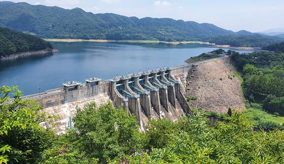 대청호는 1981년 대청댐 건설로 생겨난 인공호수다. 충북 영동과 옥천을 거쳐 청주시 문의면으로 흐르며, 댐 하류 대전시를 거쳐 금강으로 흐른다. 프리랜서 김성태