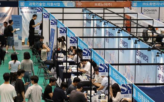 지난 2일 서울대학교에서 열린 하반기 채용박람회에서 학생들이 기업체 담당자들과 상담하고 있다. 연합뉴스