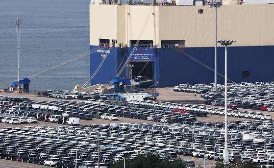 관세청이 22일 발표한 9월 1~20일 수출입 통계에 따르면 해당 기간 한국의 수출액은 전년보다 13.5% 증가했다. 다만 조업일수 증가 효과 등을 제외한 일평균 수출액은 전년보다 10.6% 줄었다. 사진은 16일 경기도 평택항에 수출용 자동차가 세워져 있는 모습. 연합뉴스