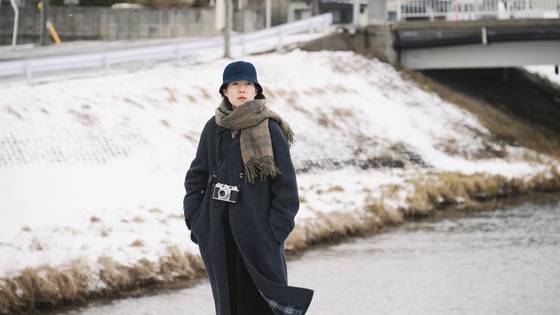 미야케 쇼 감독의 영화 '여행과 나날'의 주인공은 심은경 배우가 연기한 시나리오 작가 '이'다. 그는 연필로 시나리오를 쓰고, 문득 떠난 여행에서 허름한 숙소에 머물며 평범하면서도 새로운 이야기를 발견한다. 사진 엣나인필름